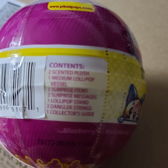 Pikmi Pops Surprise - Medium. It's not a lollipop, it's a Pikmi Pops! Unwrap - Picture 3 of 5